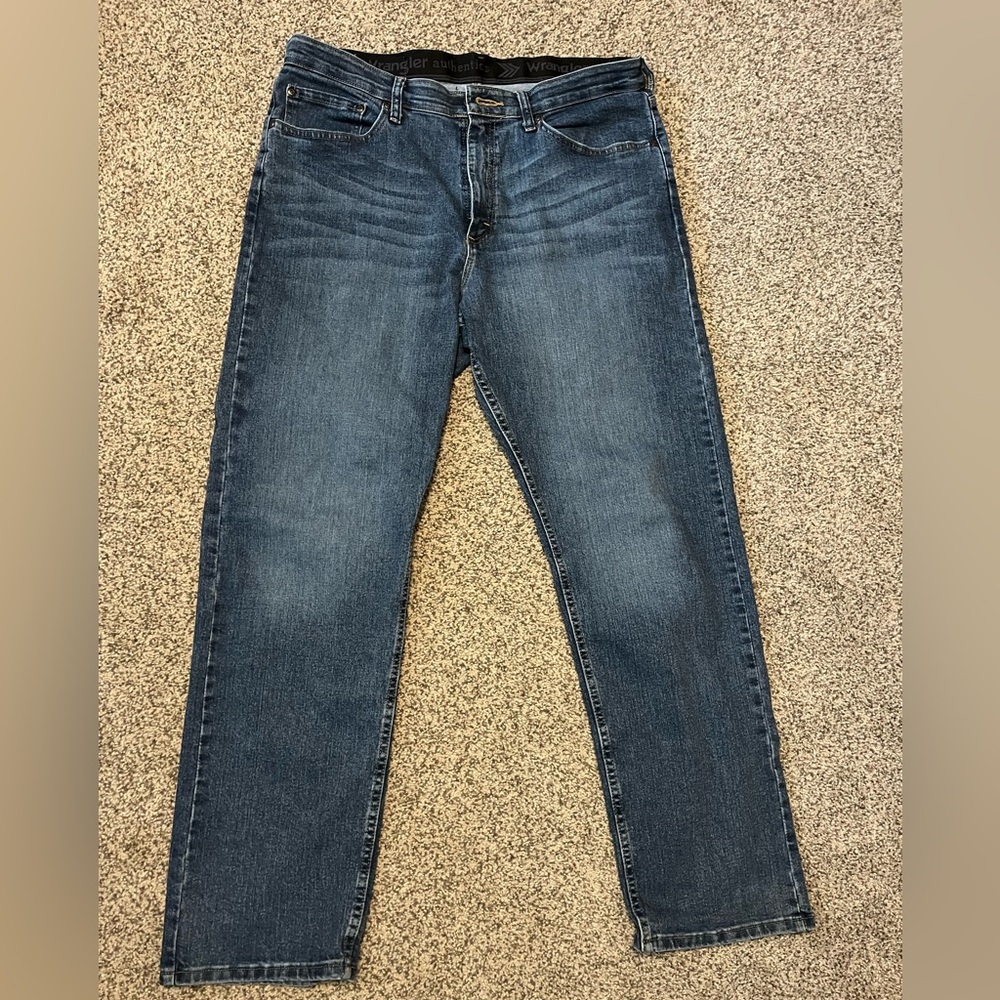 Wrangler Men's Straight Jeans in Medium Blue Wash